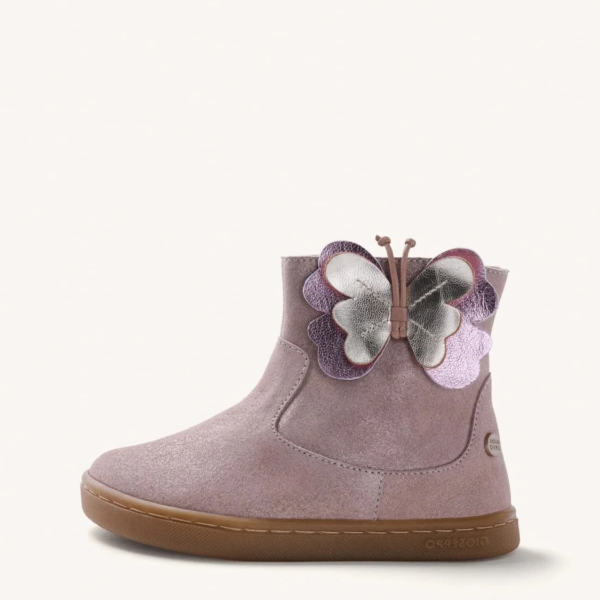 Botín barefoot para niña en piel rosa con detalle de mariposa