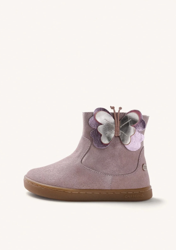 Botín barefoot para niña en piel rosa con detalle de mariposa