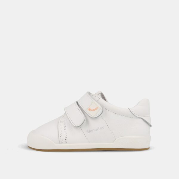 Zapatilla deportiva respetuosa de piel para primeros pasos Blanditos Londres en color blanco.